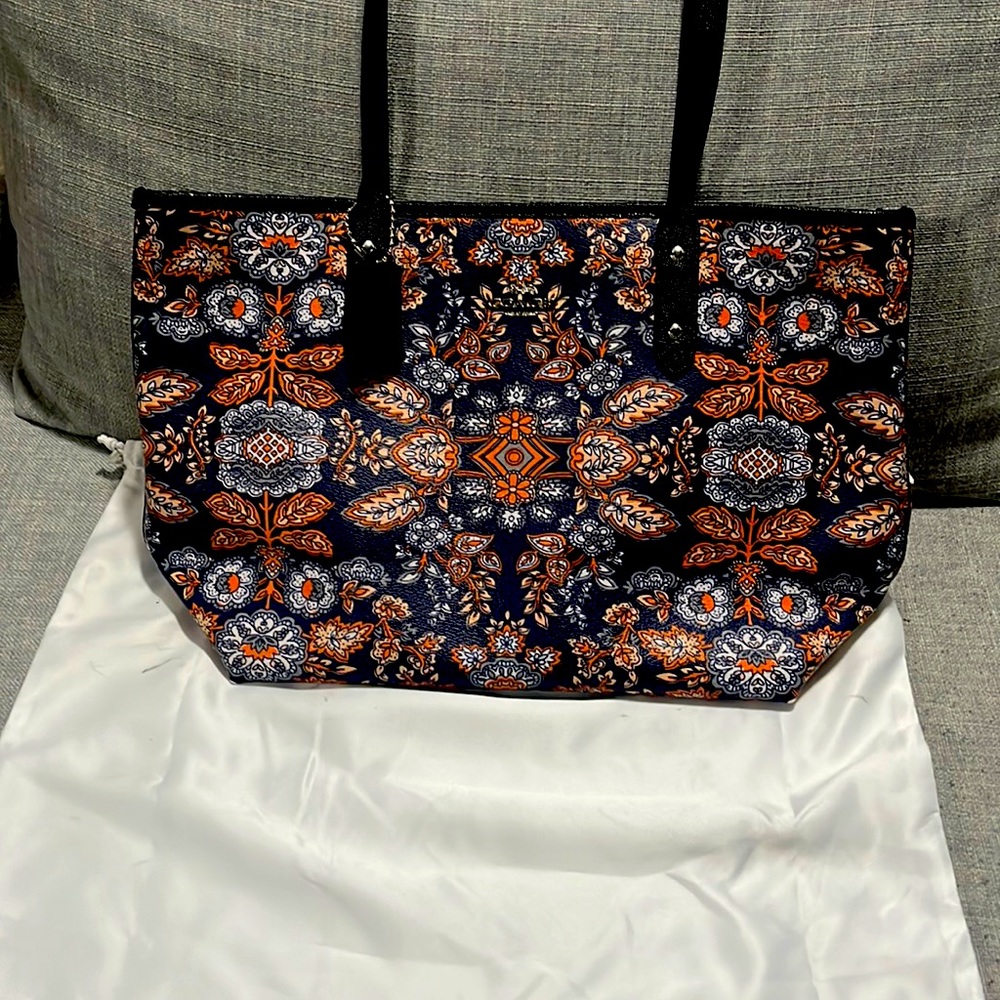 COACH -used, very good condition. with zip Tote printed floral bag.
